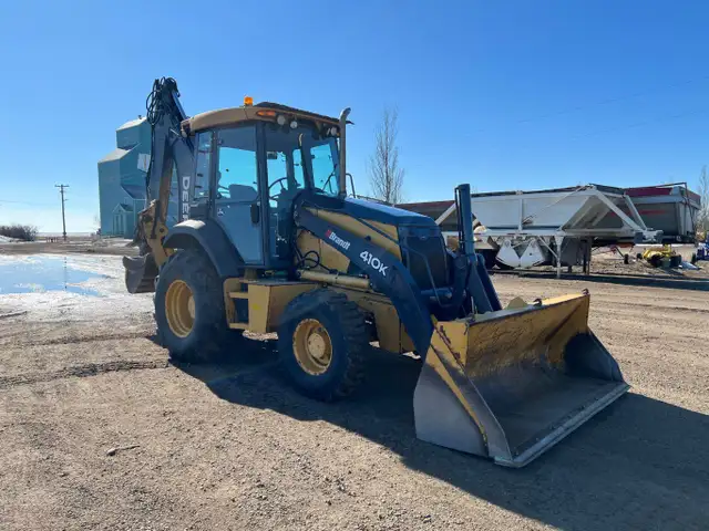 2013 Deere 410K Backhoe w/ Extendahoe & 24 in Dig Bucket #9465 B in Heavy Equipment in Edmonton - Image 9