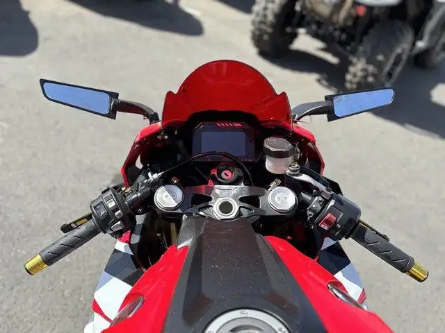 2021 HONDA CBR1000RR-RED! in Street, Cruisers & Choppers in Saskatoon - Image 4