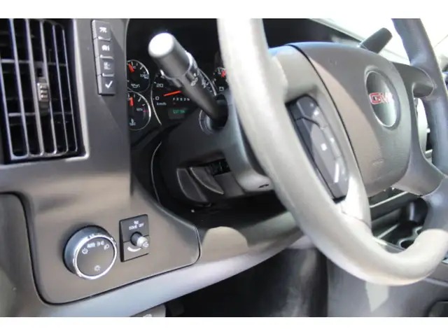 2025 GMC Savana CUBE 12 PIEDS ROUE SIMPLE 6.6 LITRES 117 KM in Cars & Trucks in Laval / North Shore - Image 11