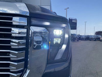 Take a look at this FULLY-LOADED Denali 3500 Heavy-Duty Duramax Diesel.... With every option includi... (image 9)
