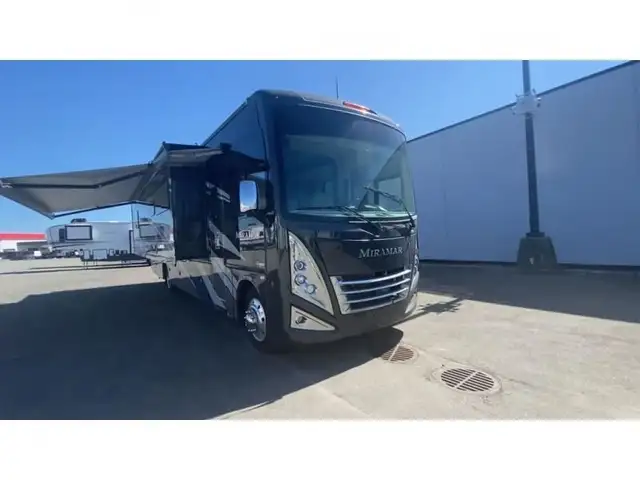 2023 Thor Motor Coach Miramar 35.2 in RVs & Motorhomes in Abbotsford - Image 5