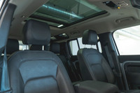Land Rover Defender 110 P400 SE 2023: - Extérieur métallisé HAKUBA SILVER et intérieur en cuir EBONY... (image 2)