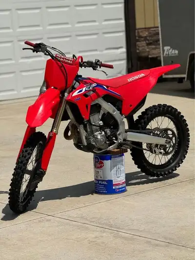 APPLY NOW: https://www.ridecollective.ca/get-pre-approved The 2021 HONDA CRF450R is a high-performan...