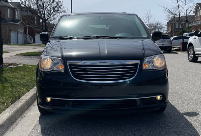 2015 Chrysler Town & Country Touring-L in Cars & Trucks in Mississauga / Peel Region - Image 2