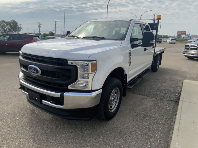 2022 Ford F350 Crew 4x4 XL Flat Deck |Low KM! Blue Tooth | Trail in Cars & Trucks in Regina - Image 3