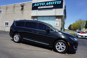 2017 Chrysler Pacifica V6 TOURING- PLUS CERTIFIED *CHRYSLER MAINTAIN* CAMERA NAV BLUETOOTH DVD LEATHER HEATED SEATS SUNROOF CRUISE ALLOYS