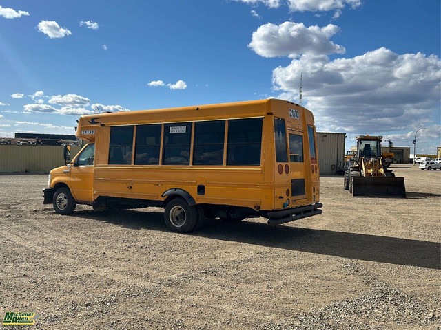 2021 Ford E-Series S/A 12 Passenger Bus in Heavy Trucks in Calgary - Image 2