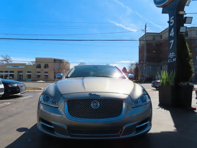 2011 Jaguar XJ XJL - LONG WHEEL BASE - LOW LOW KM - 56,000KMS !! dans Autos et camions dans Région d’Oakville/Halton - Image 4