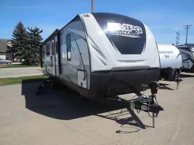 1 Slide, Sleeps 4 with a Rear Kitchen! Call Dealership for more details on this Travel Trailer! Spec...