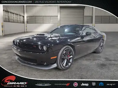 Découvrez la puissance brute de la Dodge Challenger R/T 2021, équipée d’un moteur V8 5.7L et d’une b...