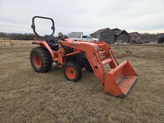 Kubota MFWD Utility Loader Tractor L3400HST in Farming Equipment in Edmonton - Image 2