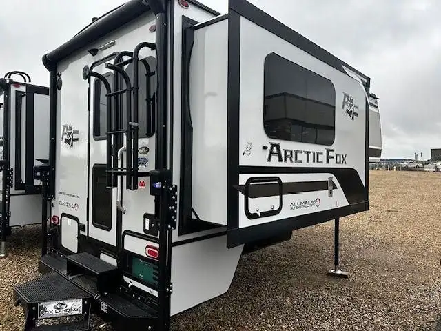 2026 ARCTIC FOX 811 in Travel Trailers & Campers in Edmonton - Image 2