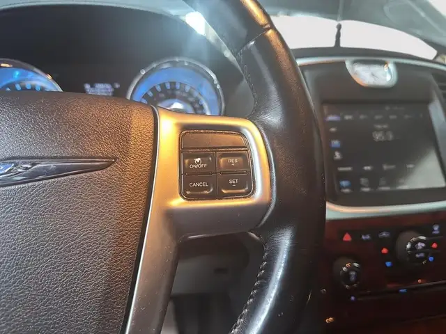 2012 Chrysler 300 LIMITED in Cars & Trucks in Laval / North Shore - Image 11