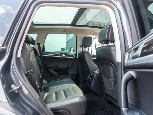2015 Volkswagen Touareg Execline 3.6 - AWD | Pano Sunroof | 360  in Cars & Trucks in Saskatoon - Image 24