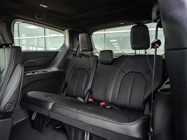 2025 Chrysler Pacifica Select in Cars & Trucks in Barrie - Image 15