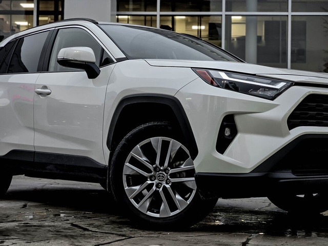  2022 Toyota RAV4 XLE AWD/LEATHER/ROOF/SAFETY CERTIFIED in Cars & Trucks in City of Toronto - Image 2
