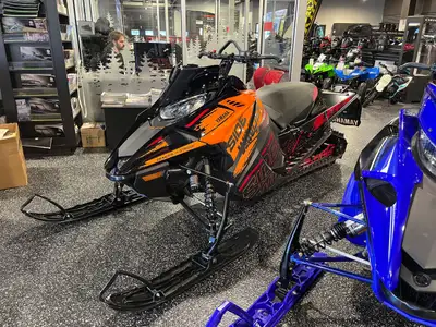 La Yamaha SIDEWINDER XTX SE 146 2 pouces 2025 incarne l'excellence en matière de motoneige haute per...