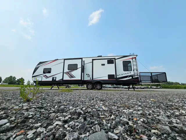 TOY HAULER CLEARANCE -STYKER 3414 W/REAR PATIO DECK UNDER COST in RVs & Motorhomes in London - Image 38