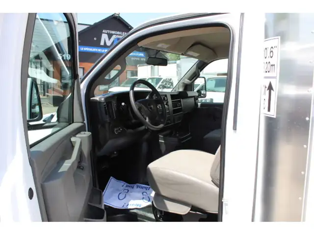 2025 GMC Savana CUBE 12 PIEDS ROUE SIMPLE 6.6 LITRES 117 KM in Cars & Trucks in Laval / North Shore - Image 12