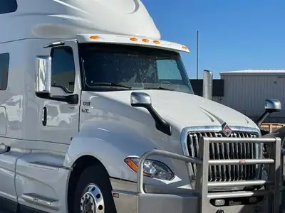 Stock #: 434199 Tandem Axle Sleeper Tractor, Cummins X15 engine (500) HP, Eaton Fuller Ultra Shift t...