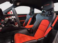 Decouvrez cette icone de performance allemande, alliant puissance, precision et style. Cette Porsche... (image 9)