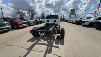 This 2024 RAM 5500 REG CAB CHASSIS has the following options Cloth 40/20/40 Prem Bench Seat, 8.4 Tou... (image 9)