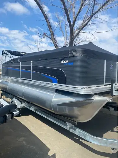 COMES WITH F70LA AND TRAILER The Eco LX pontoon is both economical and user-friendly! It has all the...