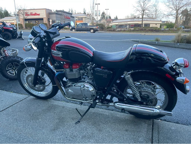 2008 Triumph BONNEVILLE T-100 in Street, Cruisers & Choppers in Nanaimo - Image 4