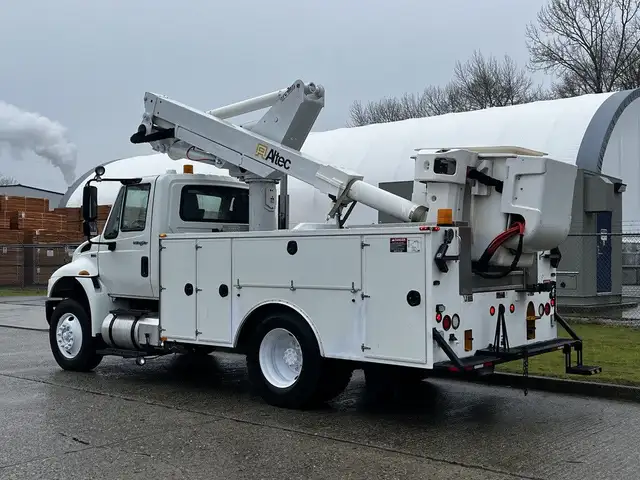 2013 International DuraStar MA025 Altec Bucket Service Truck in Heavy Trucks in Delta/Surrey/Langley - Image 8