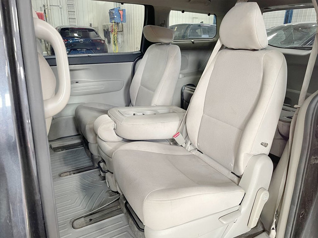 2019 Kia Sedona LX Plus - 8 Passenger, LOW KMs, Power Doors / Se in Cars & Trucks in Winnipeg - Image 4