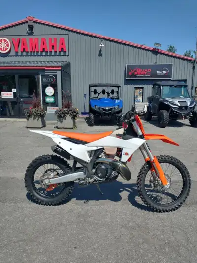 VERY CLEAN - ONLY 45HRS!!! Electric Start Fuel Injection 2 Stroke 6 Speed Brembo Brakes Additional A...