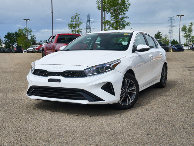 2022 Kia Forte EX | Charging Pad | Apple CarPlay | Heated Wheel in Cars & Trucks in Edmonton