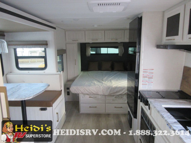2024 FOREST RIVER SURVEYOR LEGEND 19RBLE (REAR BATH*) in Travel Trailers & Campers in Barrie - Image 4