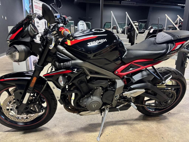 2020 Triumph street triple in Street, Cruisers & Choppers in Québec City - Image 3
