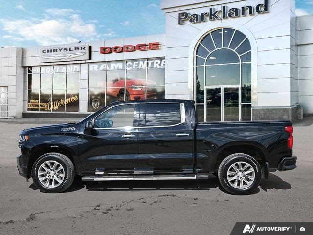 2019 Chevrolet Silverado 1500 High Country Crew 4x4 6.2L Suroof in Cars & Trucks in St. Albert - Image 3