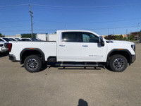 A perfect blend of rugged capability and refined comfort, the 2024 GMC Sierra 2500HD SLT arrives boa... (image 9)