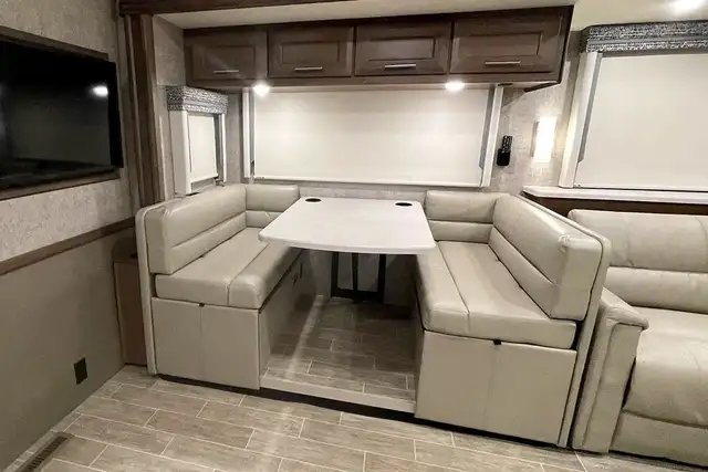 2022 Thor Miramar 35.2 – Pre-Owned Class A Motorhome.  in RVs & Motorhomes in Red Deer - Image 22