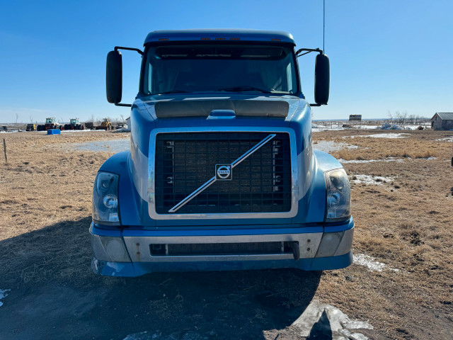 2006 Volvo VNL Tandem Sleeper Truck in Heavy Trucks in Calgary - Image 2