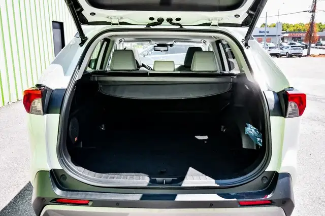 2019 Toyota RAV4 Hybrid Limited • SUNROOF • COOLED LEATHER • CP/ in Cars & Trucks in Cornwall - Image 9