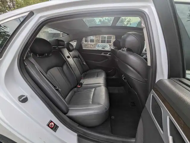2015 Hyundai Genesis Ultimate dans Autos et camions dans London - Image 23