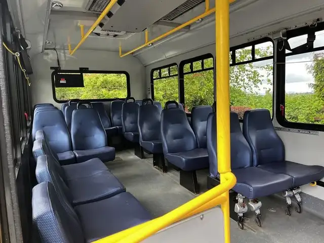 2019 chevrolet Express G4500 21 Passenger Bus With Wheelchair Ac in Heavy Trucks in Richmond - Image 17