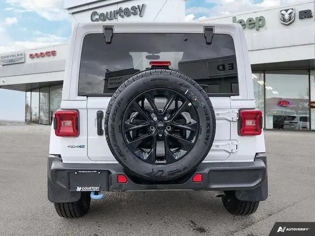 2024 Jeep Wrangler 4xe Sahara | Plug-in Hybrid | Sky One Touch dans Autos et camions dans Calgary - Image 6