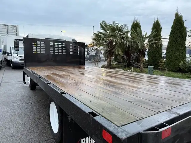 2018 isuzu NPR 16 Foot Flat Deck in Heavy Trucks in Richmond - Image 10