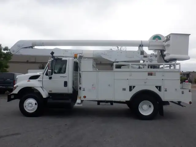 2009 international 7400 Workstar Bucket Truck With Air Brakes Di in Heavy Trucks in Richmond - Image 3