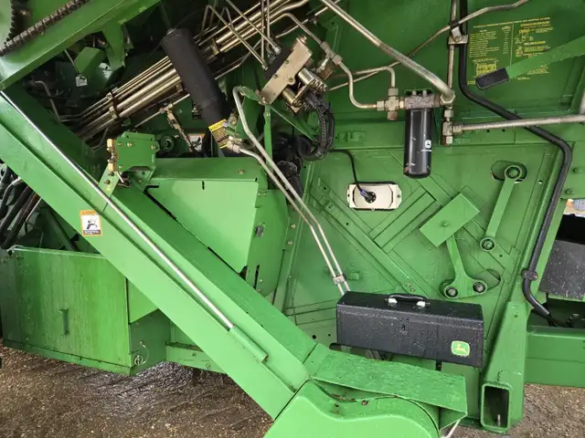 2000 John Deere Combine 9650 in Farming Equipment in Kamloops - Image 26