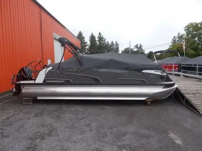 ***NOW IN STOCK AND ON DISPLAY*** This 23’-11’’ pontoon features all the comfort and convenience you...
