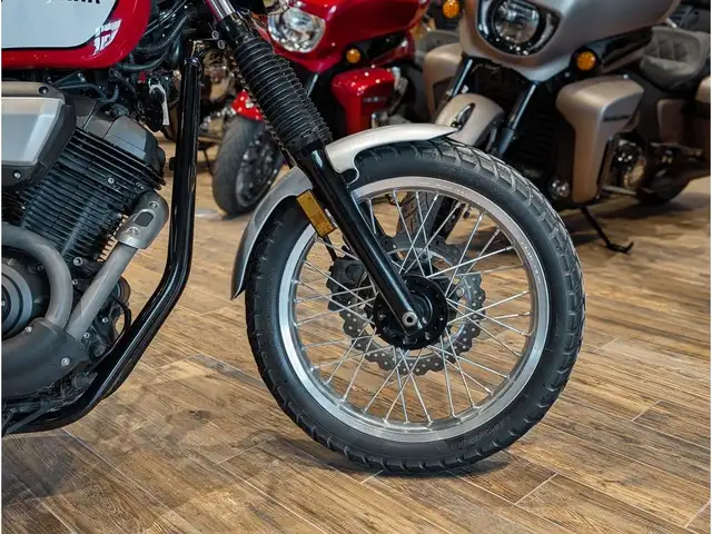 2017 Yamaha SCR950 // Charcoal Silver and Rapid Red in Dirt Bikes & Motocross in Winnipeg - Image 5