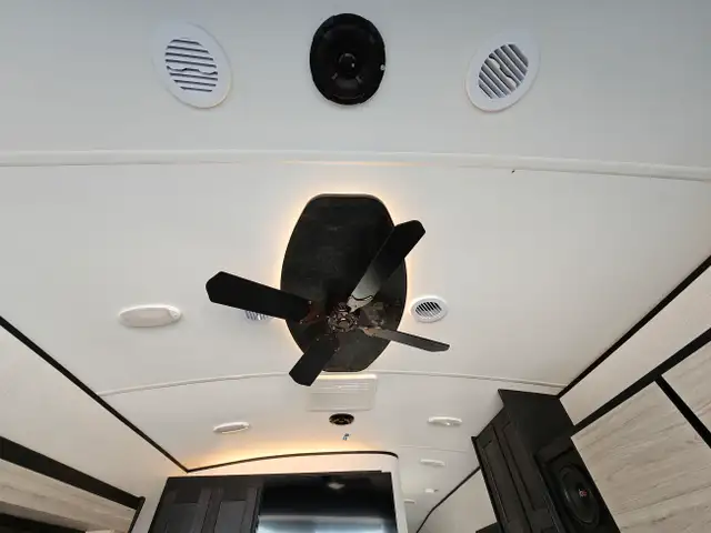 TOY HAULER CLEARANCE -STYKER 3414 W/REAR PATIO DECK UNDER COST in RVs & Motorhomes in London - Image 31
