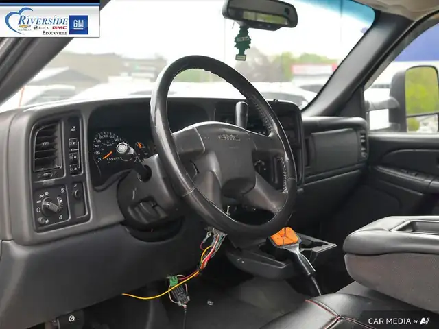 2006 GMC Sierra 2500HD SL in Cars & Trucks in Brockville - Image 16