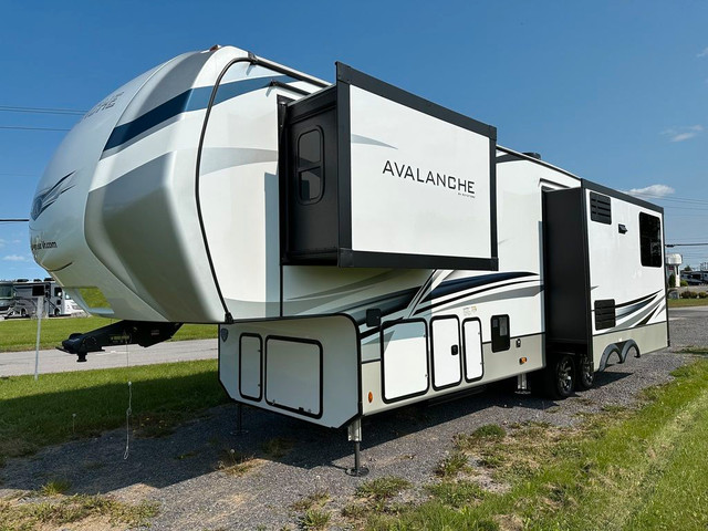  2023 Keystone RV Avalanche 302RS Fifth wheels 2023 Keystone Ava in Travel Trailers & Campers in Lanaudière - Image 3